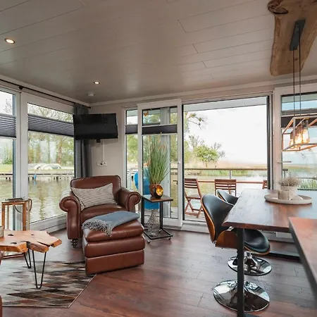 Hafenresort _ Hausboot Silv * Karnin (Usedom)